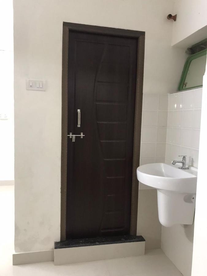 Hotel Priti International Мапуса Екстер'єр фото