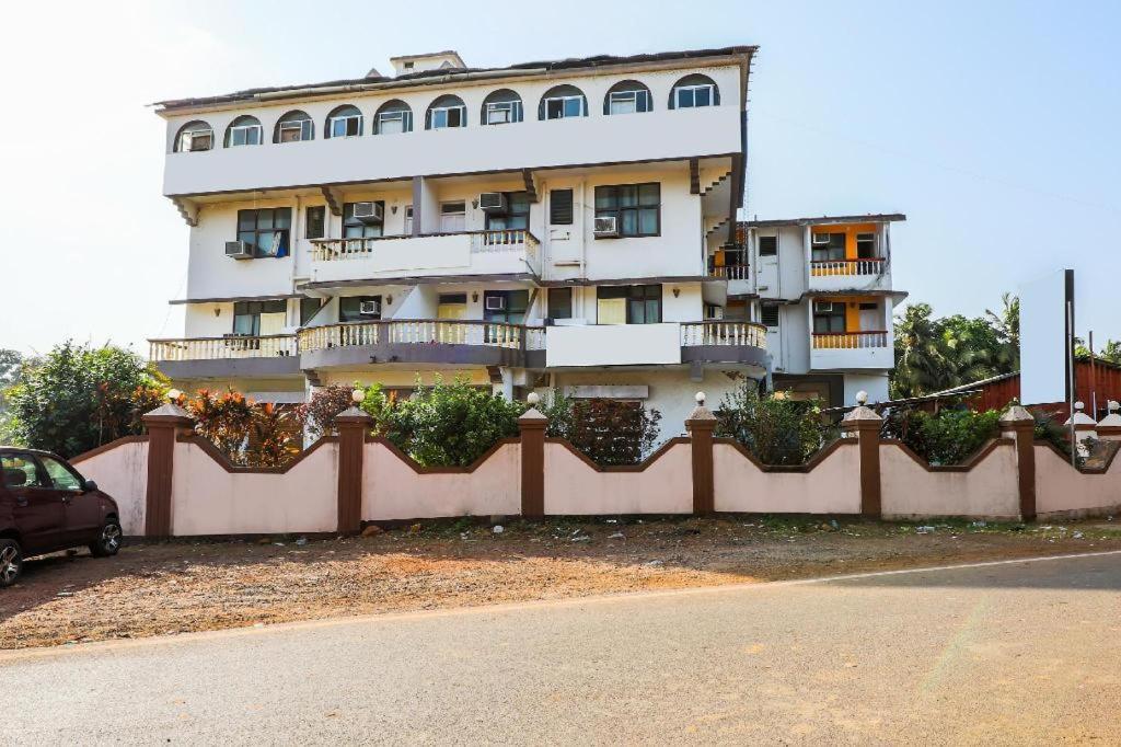 Hotel Priti International Мапуса Екстер'єр фото
